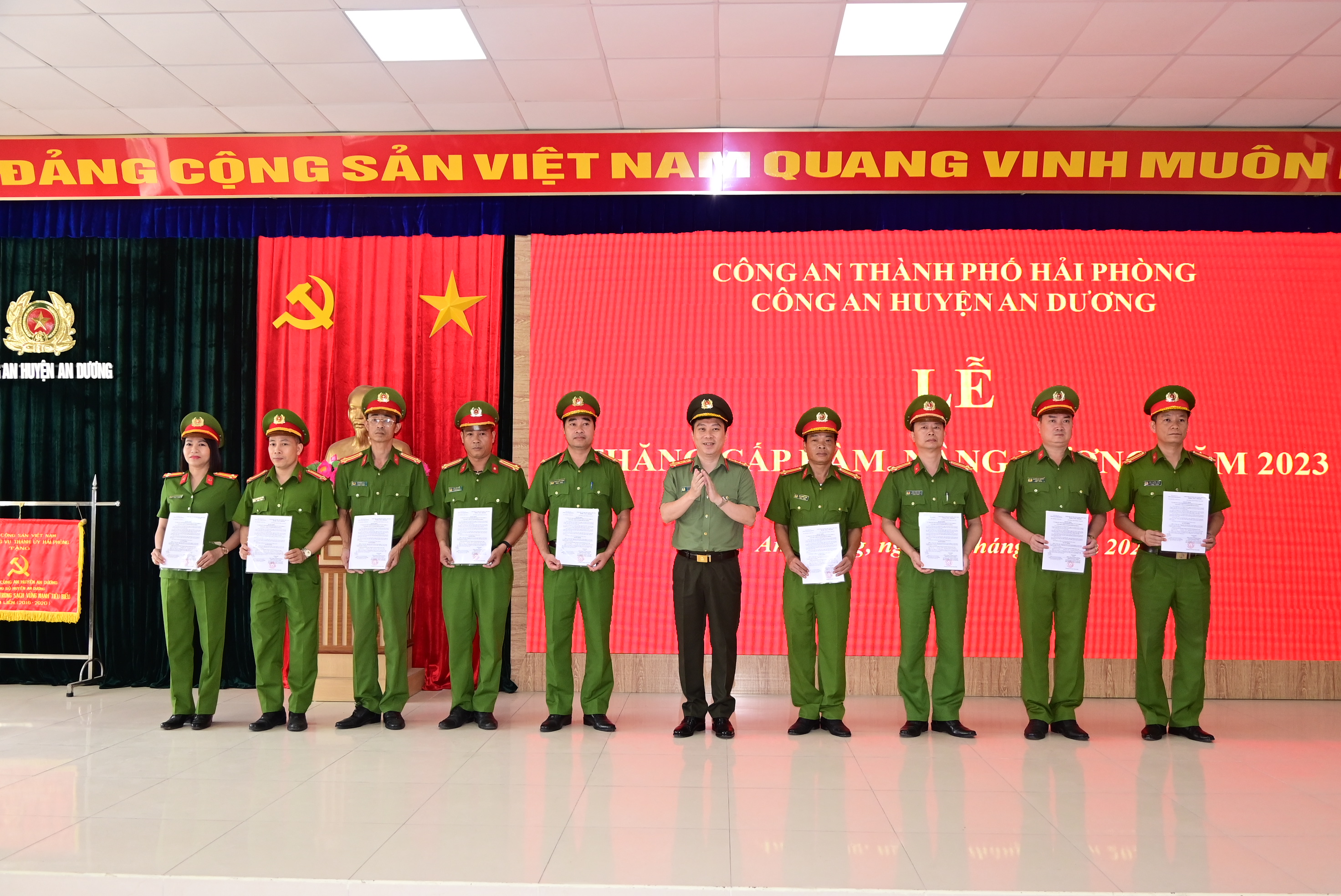 Công an các đơn vị công bố các quyết định thăng cấp bậc hàm, nâng lương năm 2023